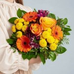 Oranžová kytice tvořená růžemi, gerberami, santinami, alstromerií a zelení – Hledejceny.cz