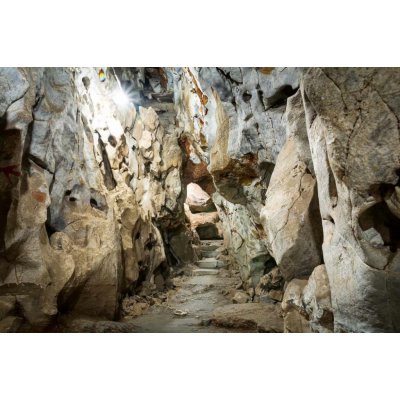 Dimex MS-5-1692 Vliesová fototapeta Tajemná jeskyně rozměry 375 x 250 cm