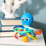 BABY EINSTEIN Kousátko/chrastítko Opus's Shake & Soothe – Zboží Mobilmania