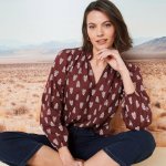 Halenka se stojáčkem nabíranými rukávy a potiskem čokoládová/béžová – Zboží Dáma