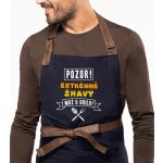 Kariban Zástěra na grilování Exclusive Pozor! Extrémně žhavý muž u grilu Tmavě modrá Navy – Hledejceny.cz