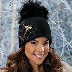 Krumlovanka dámská zimní černá čepice s bambulí a broží včelky W-0903/018 – Sleviste.cz