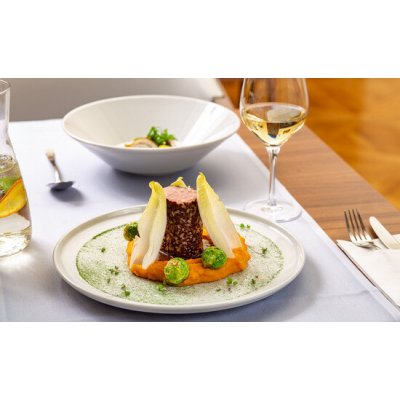 Gurmánská relaxace na zámku Třešť - 6chodové degustační menu a privátní wellness pro 2 osoby – Hledejceny.cz