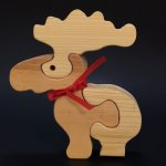 Amadea dřevěné puzzle sob masivní dřevo dvou druhů dřevin 16 cm – Sleviste.cz
