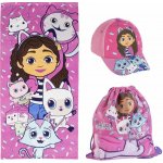 CurePink Ručník osuška s kšiltovkou a pytlíkem Gabby's Dollhouse Gábinin kouzelný domek Gábi s kočkami 70 x 140 cm [2200010481] – Zboží Mobilmania