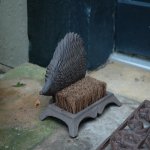 Kartáč na boty "BEST FOR BOOTS" s ježkem, litina, 25 cm|Esschert Design – Sleviste.cz