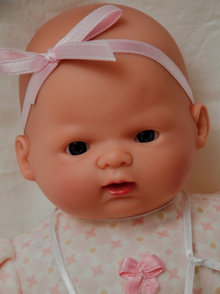 Marina & Pau Realistické miminko holčička Viktorie v růžových šatech