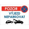 Piktogram Pozor výjezd neparkovat! - bezpečnostní tabulka s dírkami, plast 2 mm, A4