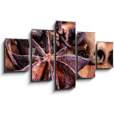 Obraz 5D pětidílný - 125 x 70 cm - close up of star anise on wooden plank, slective focus zblízka badyánu na dřevěné prkno, slective zaměření – Zbozi.Blesk.cz