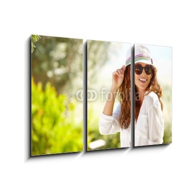 Obraz 3D třídílný - 105 x 70 cm - Smiling summer woman with hat and sunglasses Usmívající se letní žena s kloboukem a sluneční brýle – Zbozi.Blesk.cz