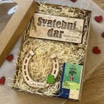 Dekorace z Česka Dárková sada pro novomanžele přání Svatební dar, výběrový čaj Sonnentor a podkova Varianta: Přání se jmény novomanželů - horní díl + 50 Kč – Hledejceny.cz