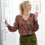 Halenka se žabičkováním a potiskem květin nám. modrá/paprika – Zboží Dáma