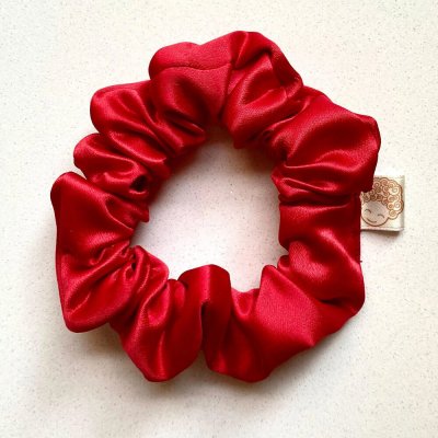 CurlyEllie Curl Scrunchie Red – Saténová gumička