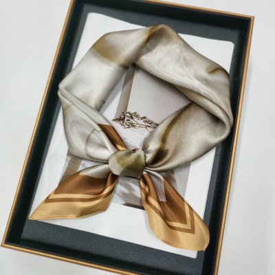 Hedvábný šátek odpolední latté – Zboží Mobilmania