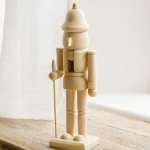 Boltze Dřevěná dekorace Bjante s čepicí – Hledejceny.cz