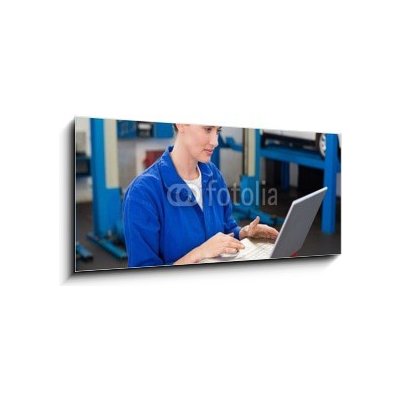 Skleněný obraz 1D panorama - 120 x 50 cm - Mechanic working on a laptop Mechanik pracující na přenosném počítači – Zboží Mobilmania