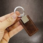 Přívěsek na klíče Hnědá kožená BEORIGINAL LEATHER s tvým vlastním textem – Hledejceny.cz