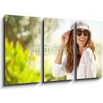Obraz 3D třídílný - 90 x 50 cm - Smiling summer woman with hat and sunglasses Usmívající se letní žena s kloboukem a sluneční brýle – Zbozi.Blesk.cz