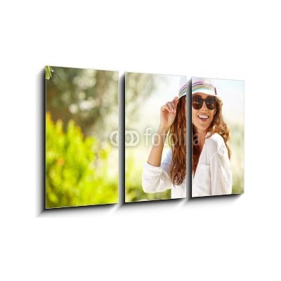 Obraz 3D třídílný - 90 x 50 cm - Smiling summer woman with hat and sunglasses Usmívající se letní žena s kloboukem a sluneční brýle – Zbozi.Blesk.cz