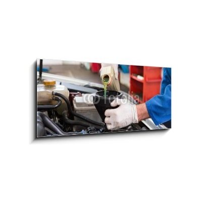 Skleněný obraz 1D panorama - 120 x 50 cm - Mechanic pouring oil into car Mechanik nalévá olej do auta – Zboží Mobilmania