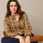 Vzdušná propínací halenka s volánky a potiskem květin khaki/modrá – Zboží Mobilmania