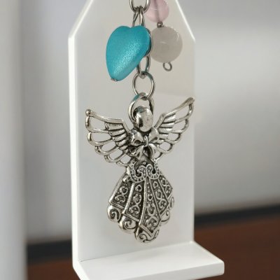 Přívěsek na klíče anděl s křídly a modrým srdíčkem – Zbozi.Blesk.cz