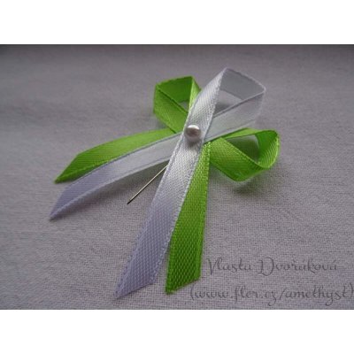 Vývazek s perličkou - jarní zelená 3101 / bílá – Sleviste.cz