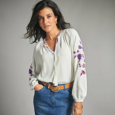 Halenka s výšivkou a ozdobným výstřihem se střapci režná/modrá – Zboží Dáma Halenka s výšivkou a ozdobným výstřihem se střapci režná/modrá – Zboží Dáma