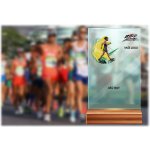Skleněná trofej na dřevěném podstavci Chůze Výška: 17 cm – Hledejceny.cz