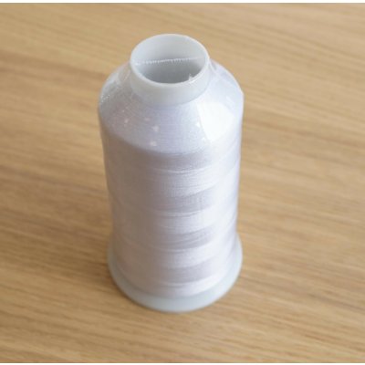 Vyšívací nit bílá - 1ks velký kón ( 5000m ) – Hledejceny.cz