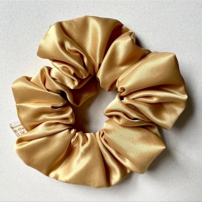 CurlyEllie Curl Scrunchie Gold – Saténová gumička