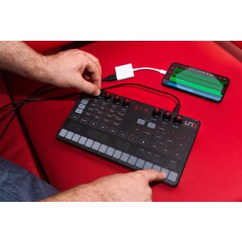 IK Multimedia UNO Synth