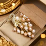 Éternelle brož se sladkovodními perlami Peacock páv B2178 zlatá – Zbozi.Blesk.cz