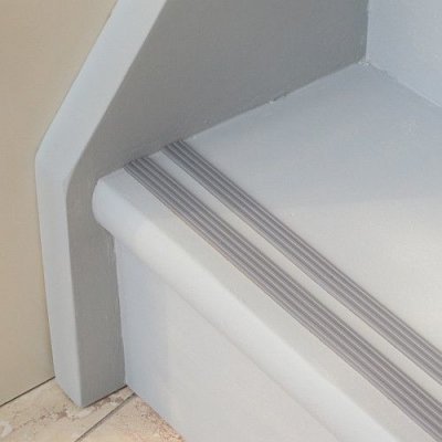 PROTISKLUZU Tenký protiskluzový profil I na schody 5 m x 28 mm šedá