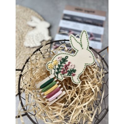 Dřevěné výřezy na dotvoření Velikonoční zajíček na vyšívání Kreativní sada na vyšívání s kvalitním dřevěným výřezem Velikonoční zajíček na vyšívání Zajíček s bavlnkami a jehlou. Velikonoční dekorac – Sleviste.cz