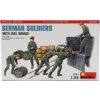 Sběratelský model Miniart Figures German Soldiers Military With Fuel Drums 1945 1:35