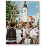 Plakát – Lidé v krojích před kostelem se stuhami Bez rámu Bez rámu Ano 45 × 60 cm – Hledejceny.cz