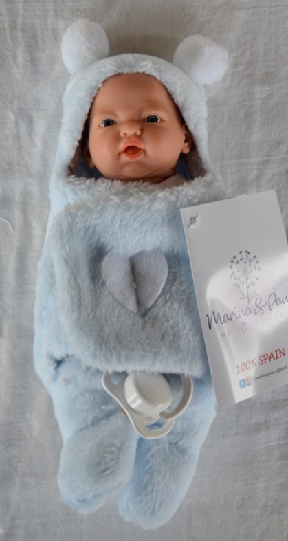 Marina & Pau Realistické miminko chlapeček Venoušek v teploučkém overalu Mini Golosinas Bath Time 21 cm balené v sáčku