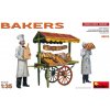 Sběratelský model MiniArt Bakers 2 fig. & crates 38074 1:35