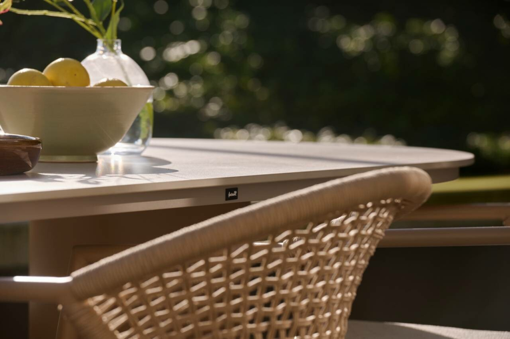 Hartman Valencia & Taragona cappuccino – stůl 220 × 100 cm + 6 židlí