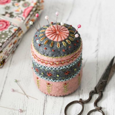 Corinne Lapierre Kreativní sada na plstění Jehelníček s folklórním motivem – Hledejceny.cz