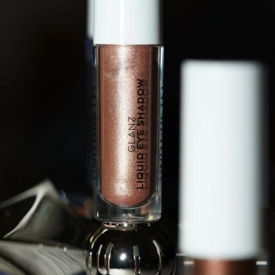 Und Gretel Organický tekutý oční stín glanz Moon Milk 01 2 ml – Hledejceny.cz