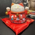 Maneki Neko kasička – kočka štěstí, hojnosti a ochrany – Zboží Dáma  Maneki Neko kasička – kočka štěstí, hojnosti a ochrany – Zboží Dáma
