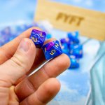 D8 Hrací kostka osmistěnná dice do deskových a RPG her Barva: Modrá – Zboží Živě