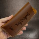 Hnědé kožené pouzdro na brýle s gravírováním | Vlastní text a motiv – Zboží Mobilmania