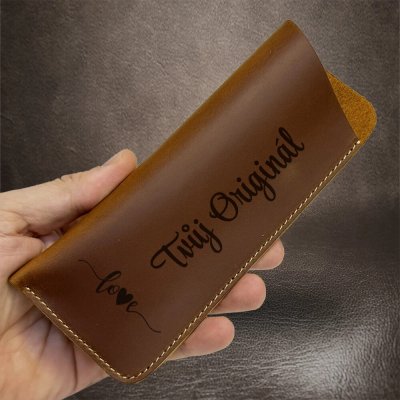 Hnědé kožené pouzdro na brýle s gravírováním | Vlastní text a motiv – Zboží Mobilmania