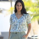 Voálová halenka na knoflíčky s potiskem khaki – Zboží Dáma