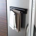 YAMAZAKI Magnetický výklopný držák utěrek Tower 2457, černý – Zboží Dáma