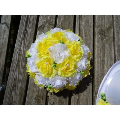 Kytice na auto - bílé a žluté růže – Zbozi.Blesk.cz