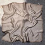 White orchid hedvábný šátek kávovo-béžový v dárkovém balení – Zboží Dáma